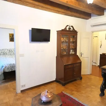 Delicious Near St. Square Apartamento