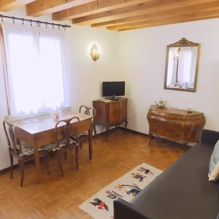Delicious Near St. Square Apartamento