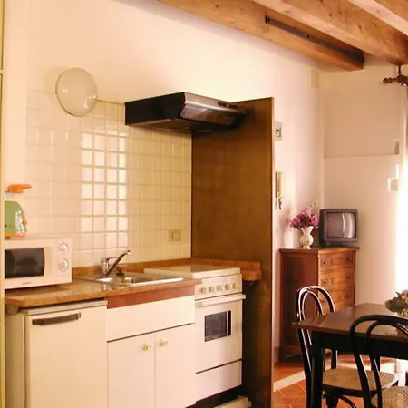 Delicious Near St. Square Apartamento *